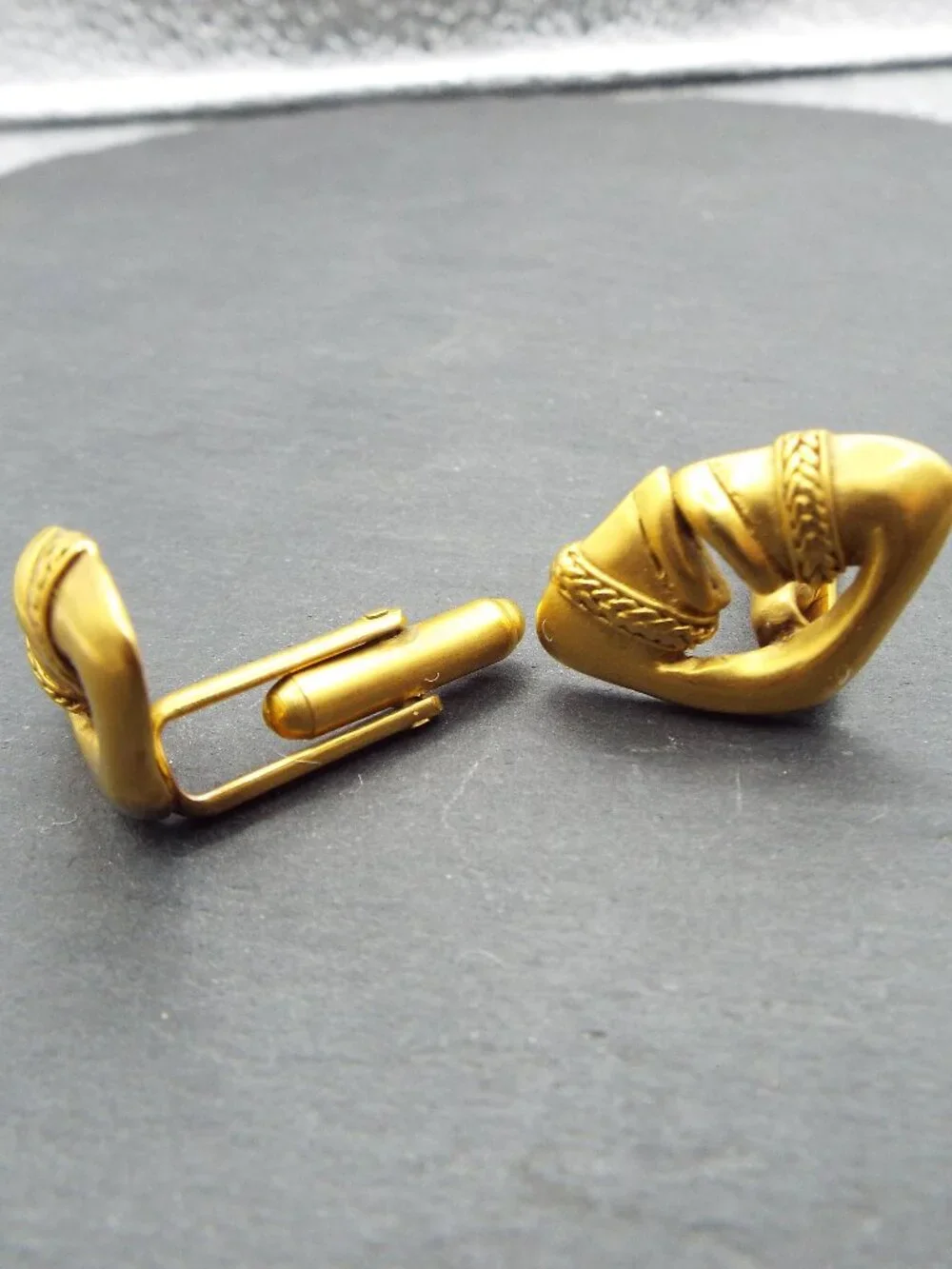 VINTAGE CHIC AND STYLISH GOLDEN ODD SHAPED BUCKLE DESIGN CUFF LINKS 69